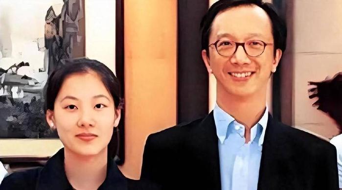 47岁伏明霞现状曝光，73岁丈夫渐老孩子未长大，嫁百亿富翁后悔吗？