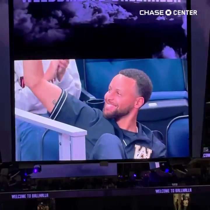 乐鱼体育登录入口-给同城新球队加把火！库里现场观看女武神比赛 面对镜头手舞足蹈