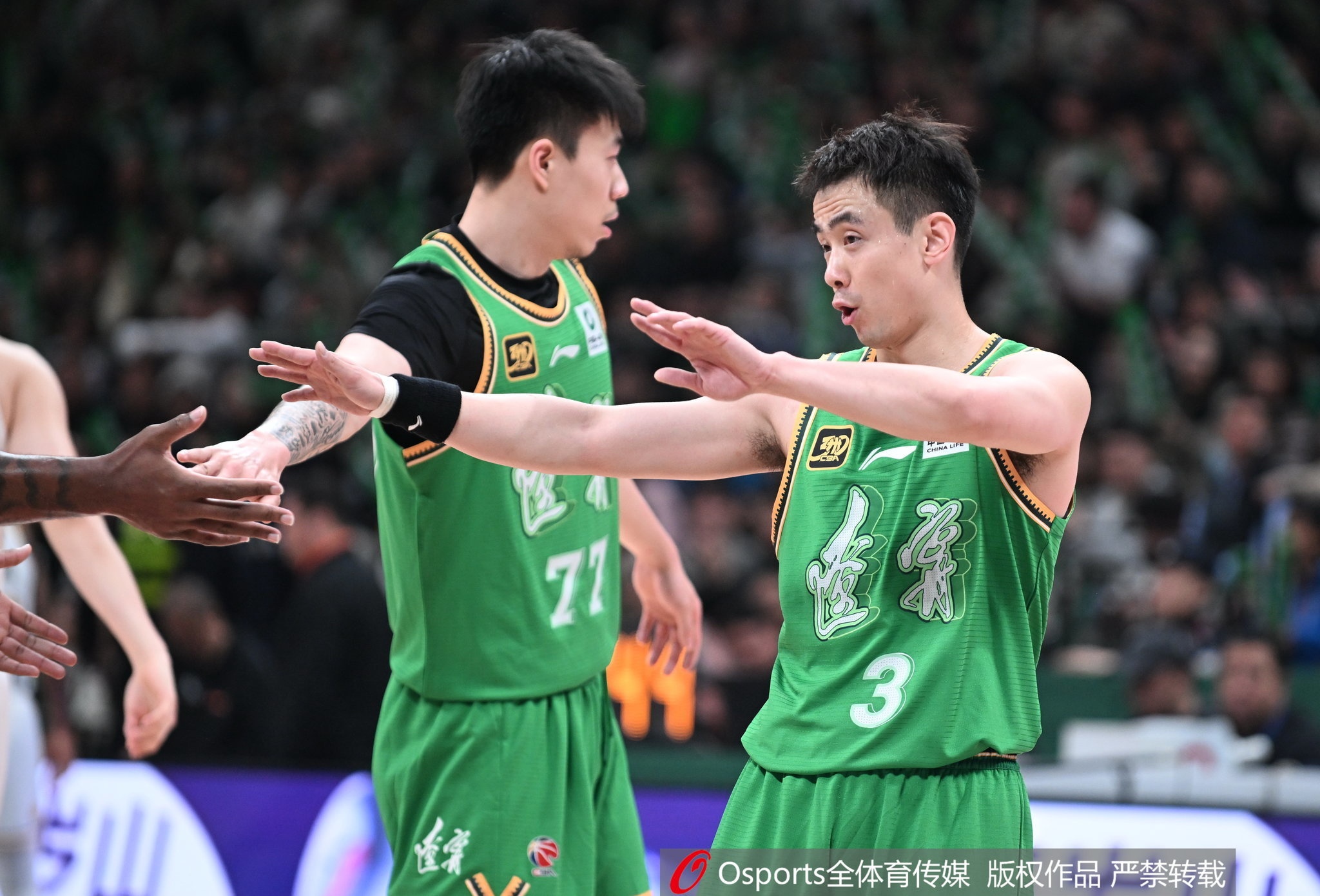 乐鱼体育登录入口-辽篮若顶薪续约赵继伟 还剩1个顶薪名额 张镇麟的B类合同还有1年