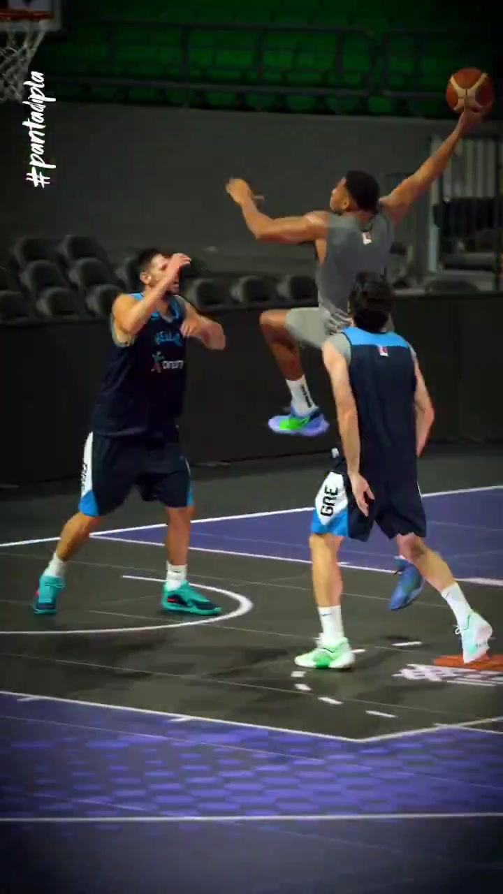 乐鱼体育登录入口-这谁拦得住啊💪字母哥训练中一条龙举火烧天暴扣