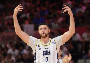 乐鱼体育登录入口-手感不佳尽力造杀伤！努尔基奇8中2&amp;罚球10中6得10分 另有7篮板