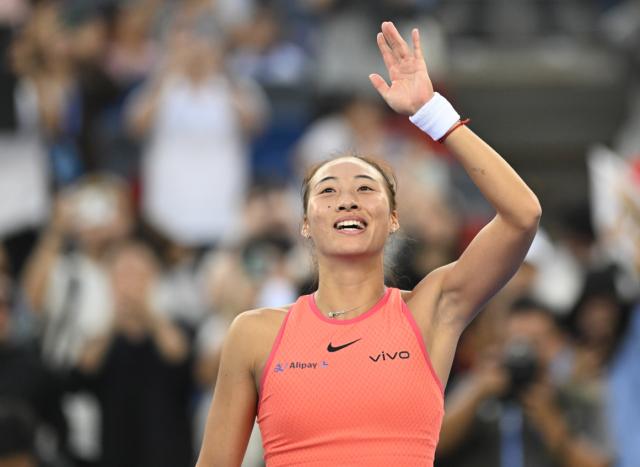 乐鱼中国官网-郑钦文家门口送蛋逆转“准克星” 赛后致敬纳达尔