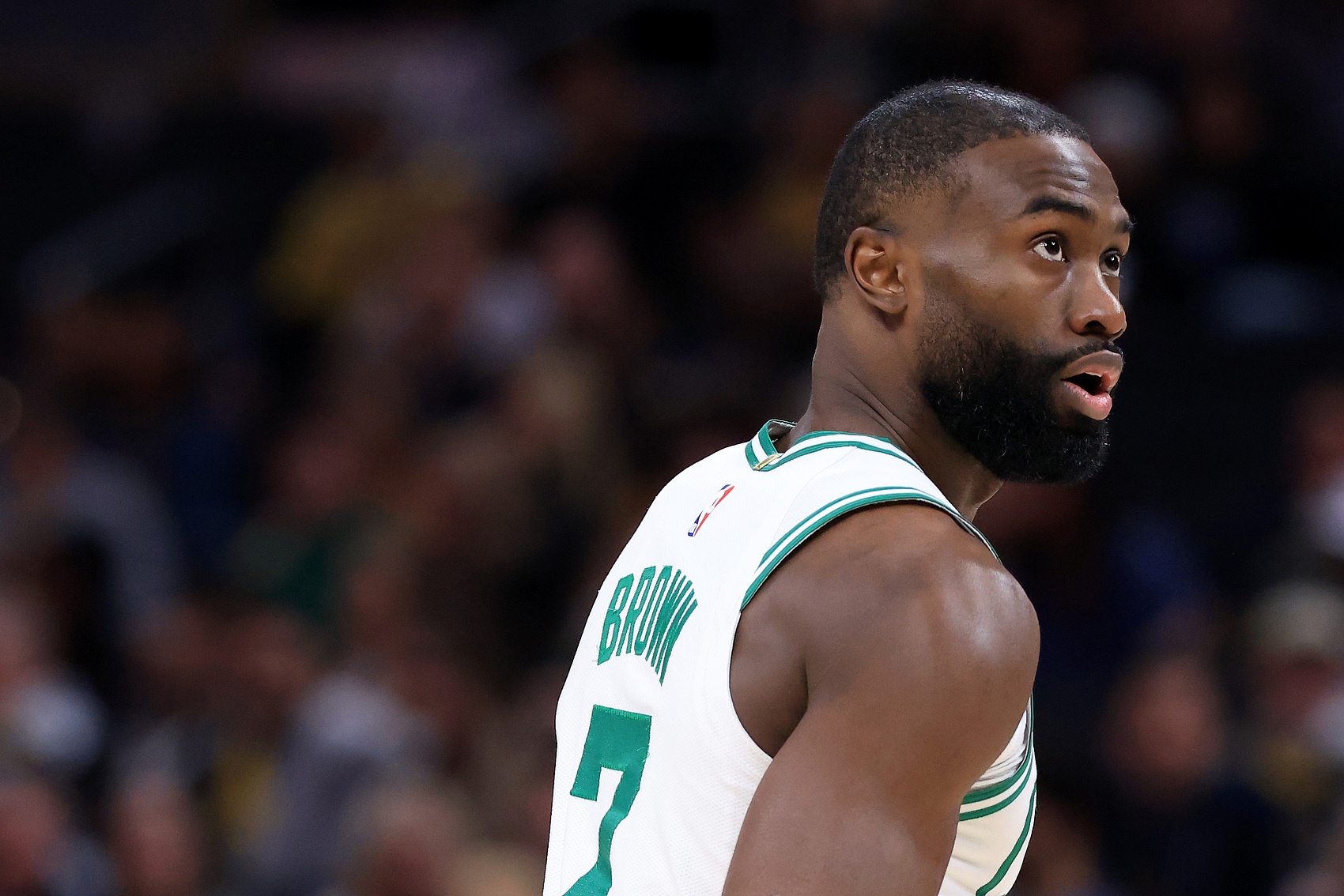 乐鱼中国官网-依旧稳定！杰伦·布朗29中15砍下33分11板3助 仅2次罚球